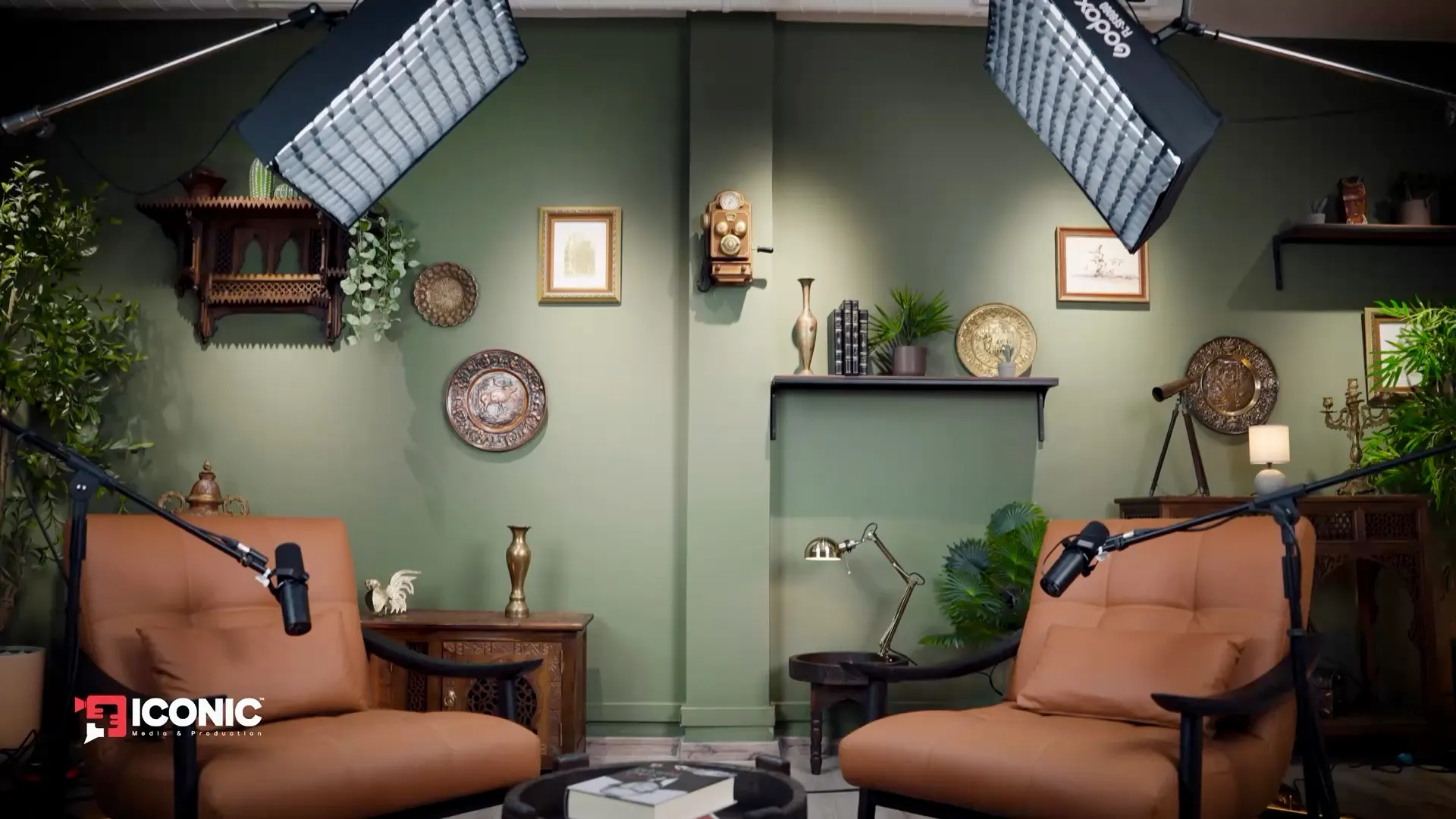 Film du plateau ARABIAN VINTAGE : fauteuils en cuir cognac, murs vert sauge et objets en laiton