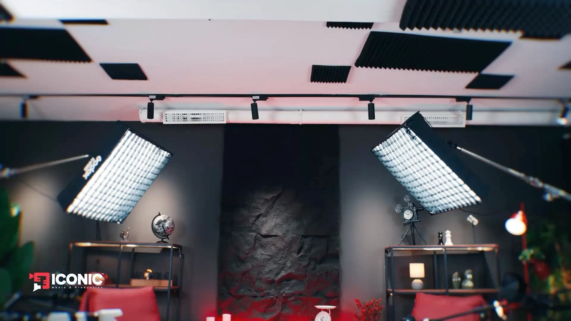 Film du plateau BLACK STONE : fauteuils en cuir rouge devant le mur de pierre noire