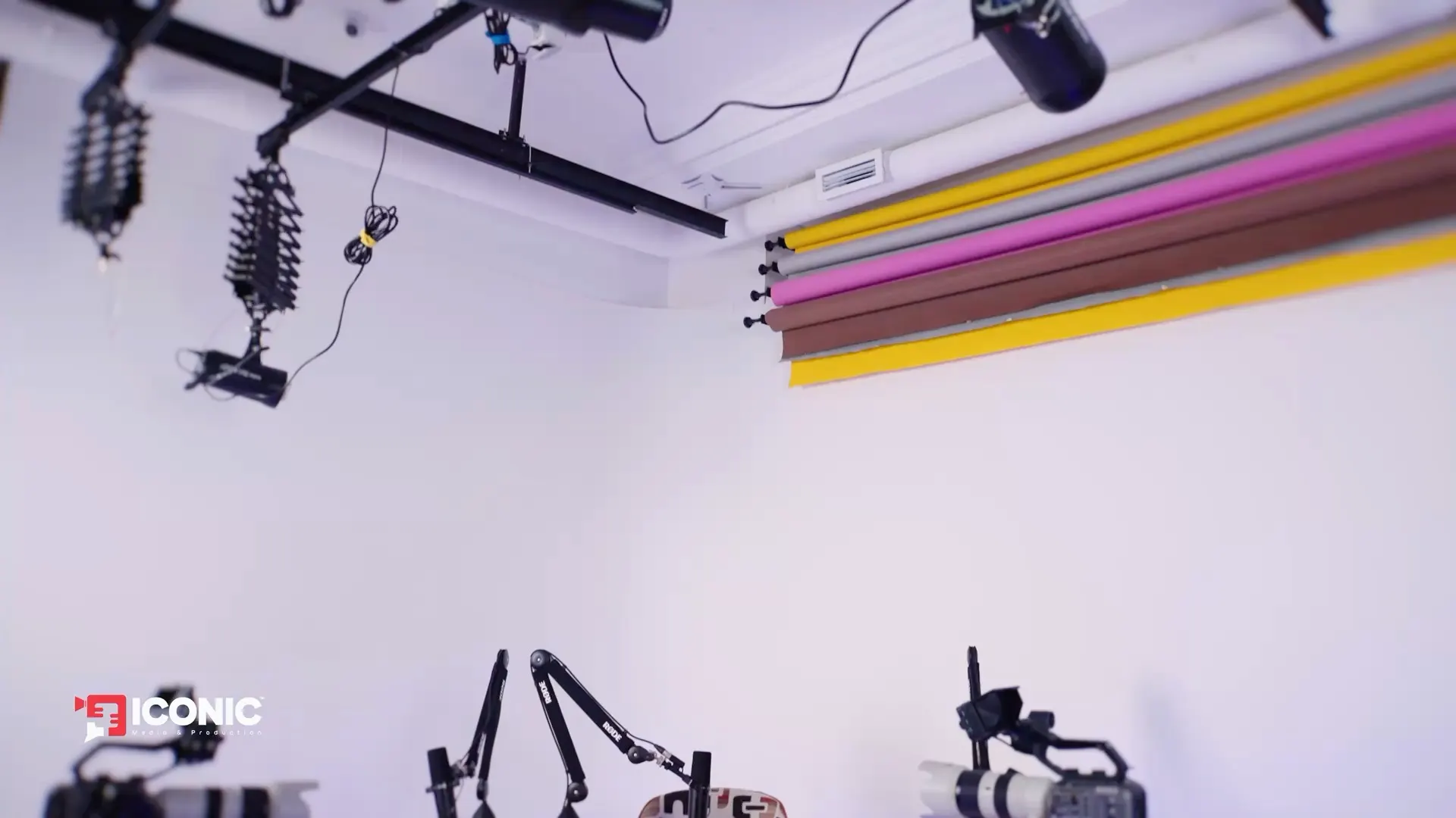 Film du plateau ESCAPE ROOM : table en noyer et fauteuils de couleur sur fond blanc