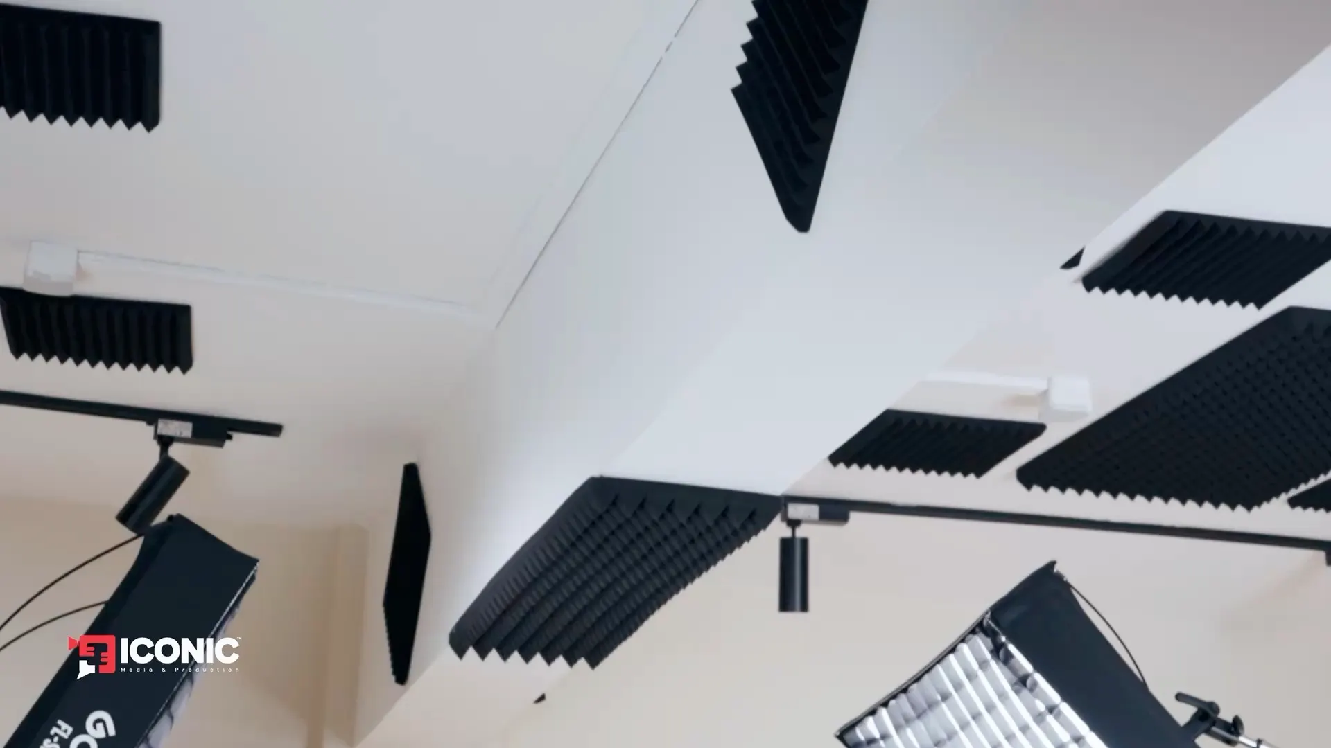 Film du plateau WHITE PEARL : fauteuils en bouclette ivoire et lumière douce