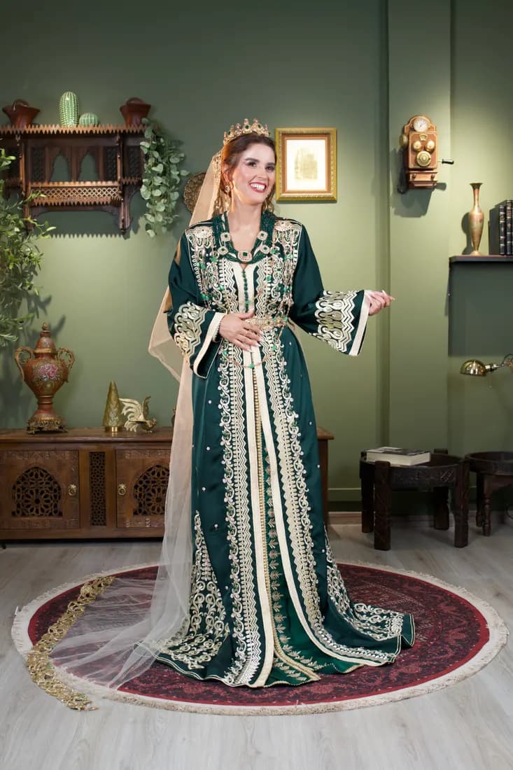Portrait en pied en caftan vert brodé d'or, sur un tapis traditionnel.