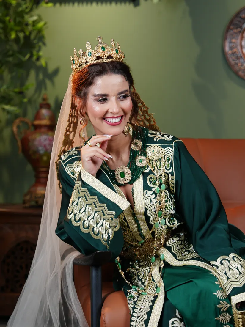 Portrait en caftan vert brodé d'or et couronne.
