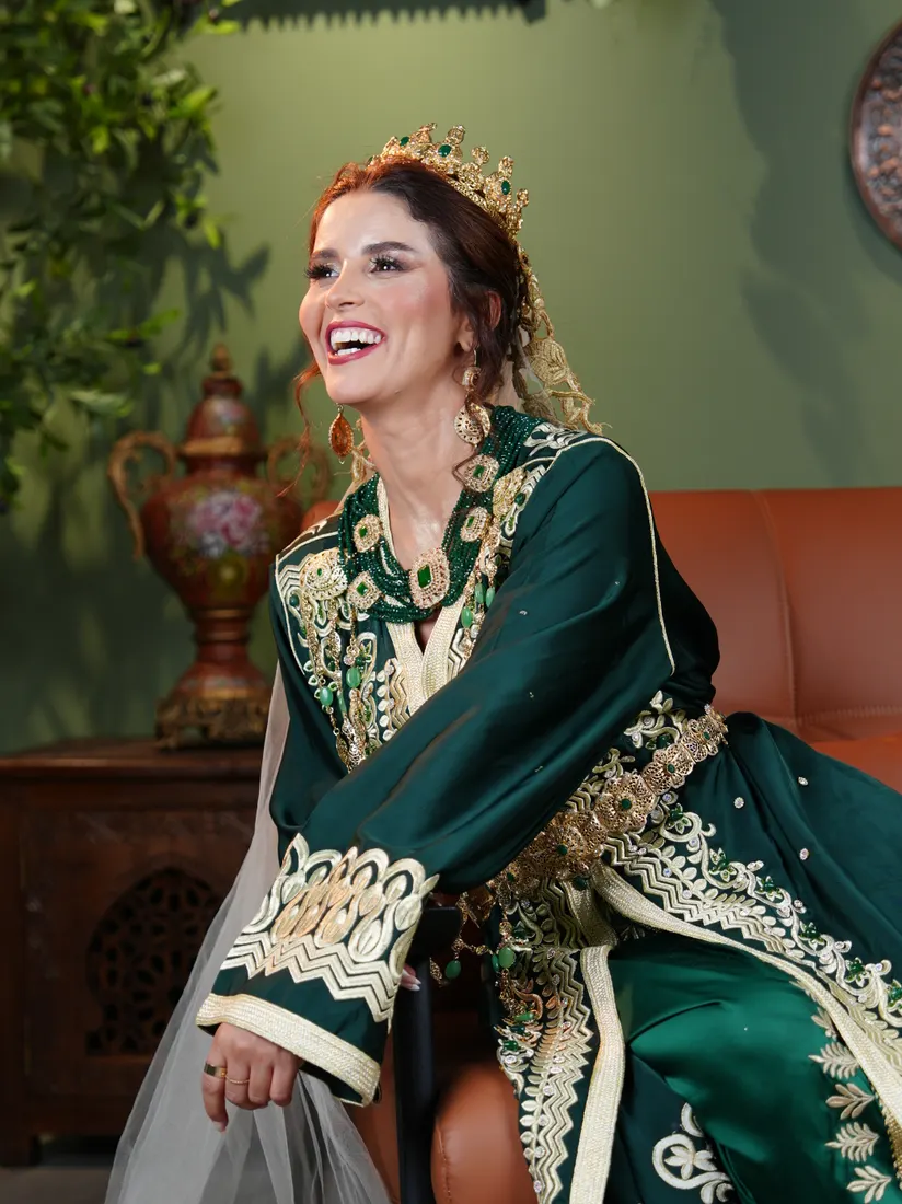 Portrait riant en caftan vert brodé d'or et couronne.