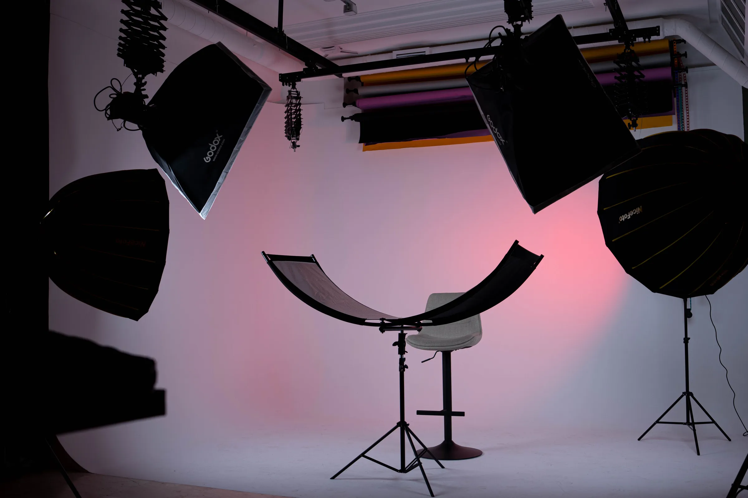 Le plateau de la ZONE SHOOTING : cyclo blanc éclairé, boîtes à lumière, réflecteur et fonds papier de couleur.