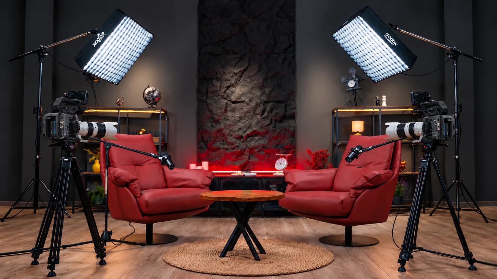 Le plateau BLACK STONE équipé : fauteuils en cuir rouge devant le mur de pierre noire, panneaux lumineux et caméras.
